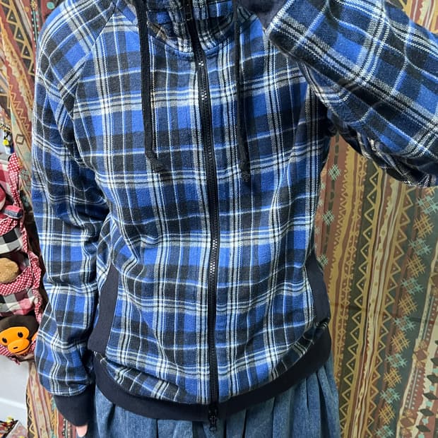 Plus one Clothing 블루 체크 하이넥 집업