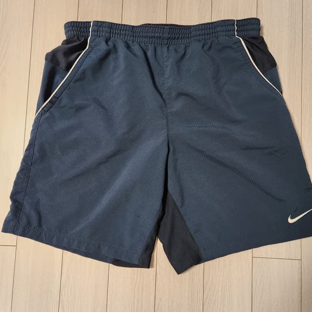 나이키 드라이핏 러닝 반바지 사이즈m

오염 하자 없이 깨끗해요^^

세