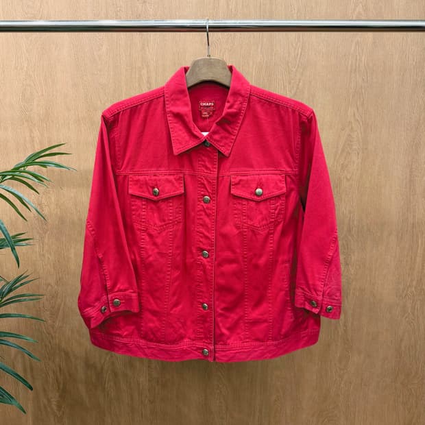 챕스 트러커 데님 자켓 로고 가죽 패치 소매 버튼 디테일 레귤러핏 레드