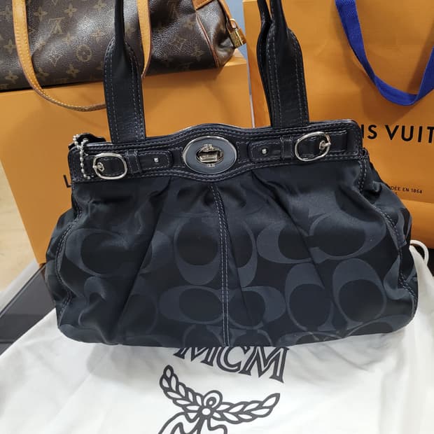 코치 시그니처 새틴 숄더 토트백