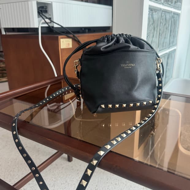 발렌티노 블랙 스터드 숄더백 복조리백