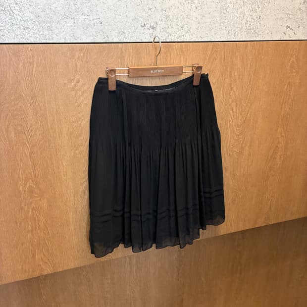꼼사이즘 플리츠 미디 스커트 지퍼 디테일 블랙 k352