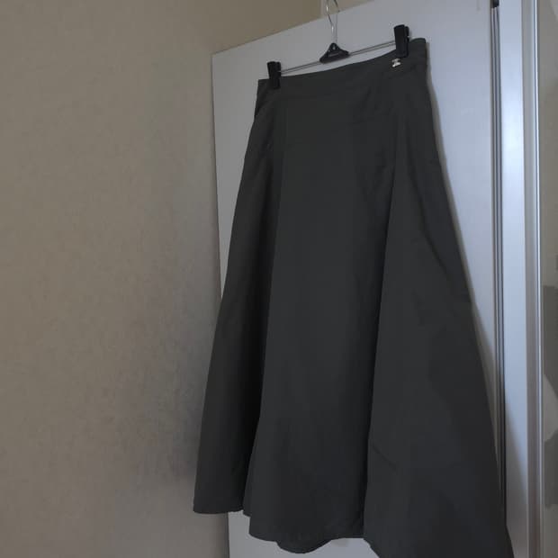 듀엘 카키색 플레어 롱스커트