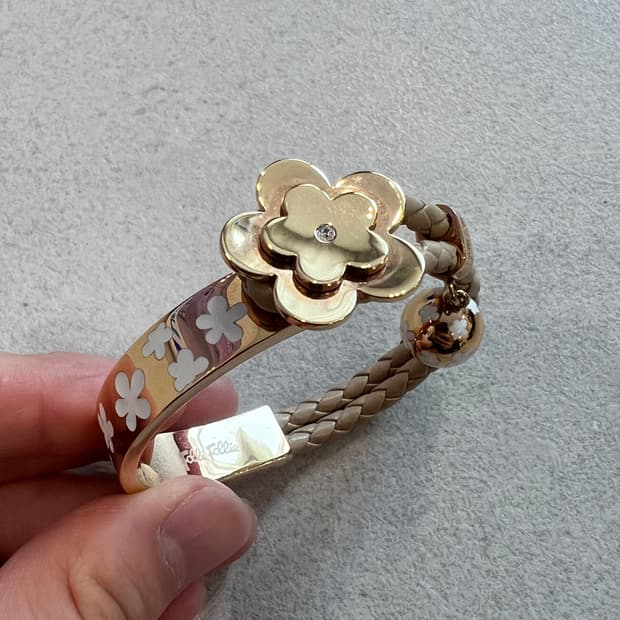 폴리폴리 Folli Follie 로즈 골드 플라워 커프 팔찌