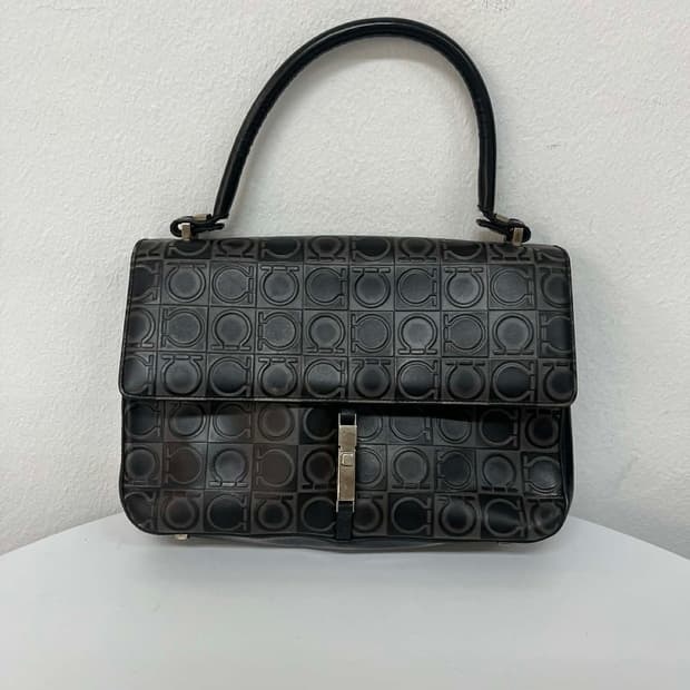 살바토레 페라가모 엠보싱 간치니 가죽 탑핸들 토트백