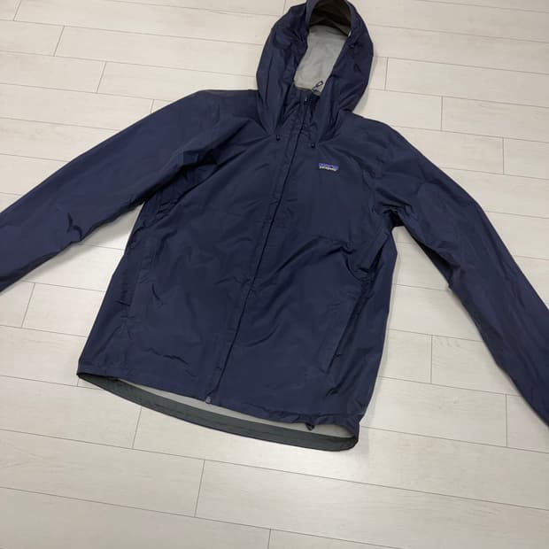 파타고니아 토렌쉘 M 사이즈 네이비  4번째 사진 살짝 얼룩 있는거 외에