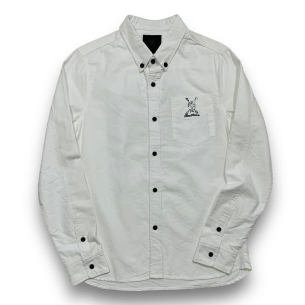 로엔 스컬 스터드 클래식 화이트 긴팔 셔츠