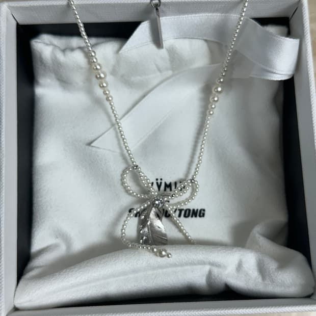 슈슈통 x 위민 태슬 페더 보우 팬던트