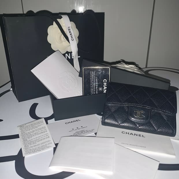 샤넬 클래식 캐비어 카드지갑 은장 똑딱이