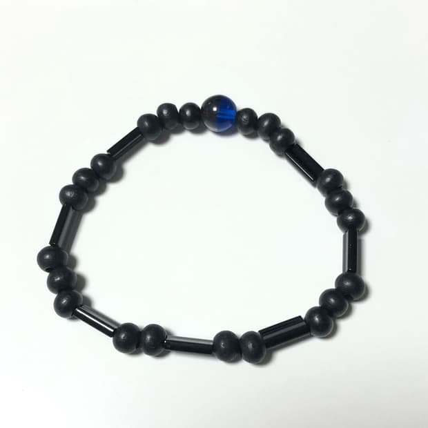 푸른빛의 검정 비즈팔찌