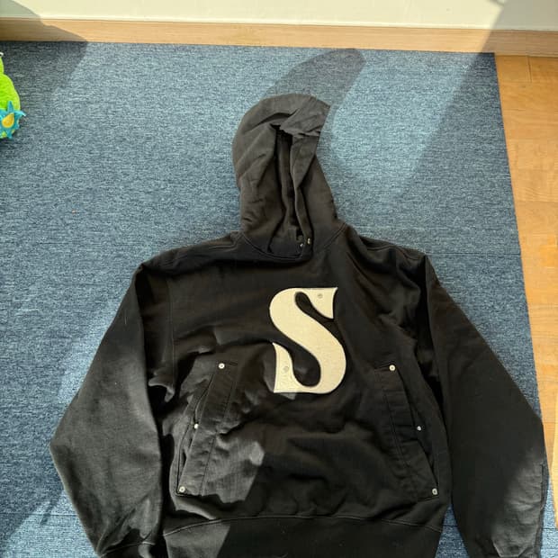 세터 리벳 아플리케 포켓 로고 후드