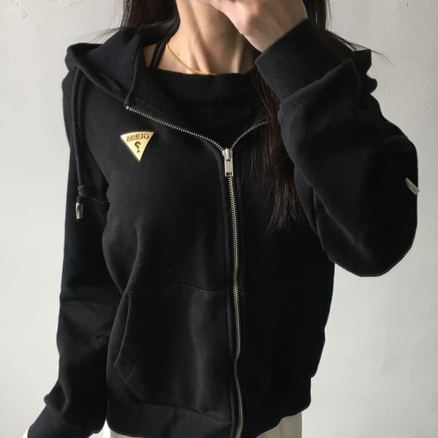 게스 가슴로고 후드집업