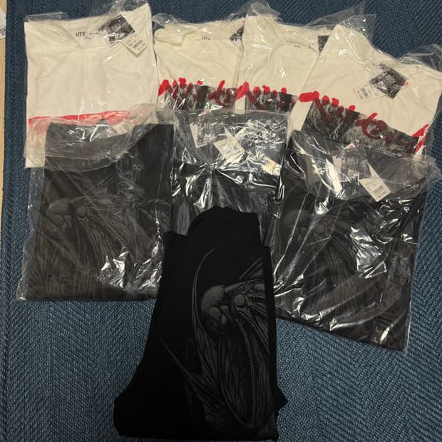 (새상품)유니클로 베르세르크 반팔 화이트 블랙 m,l가츠,그리피스,페무토