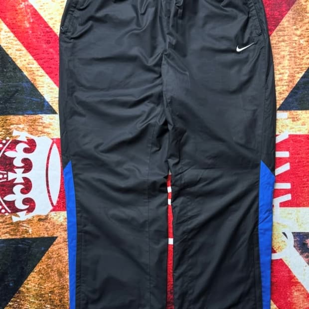 나이키 블랙스우시 지퍼 절개 트랙팬츠.