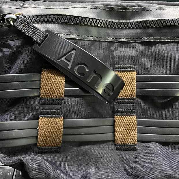 아크네 크로스백