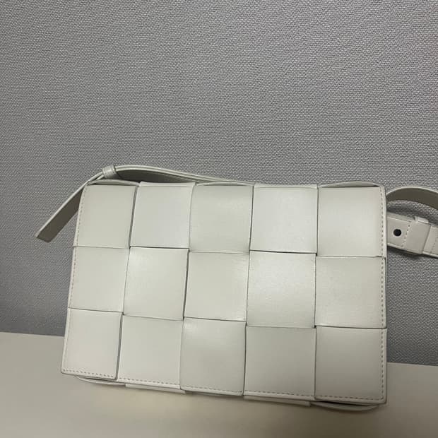 보테가베네타 카세트백 화이트