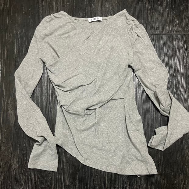 세릭 드레이프 크로스 탑 그레이