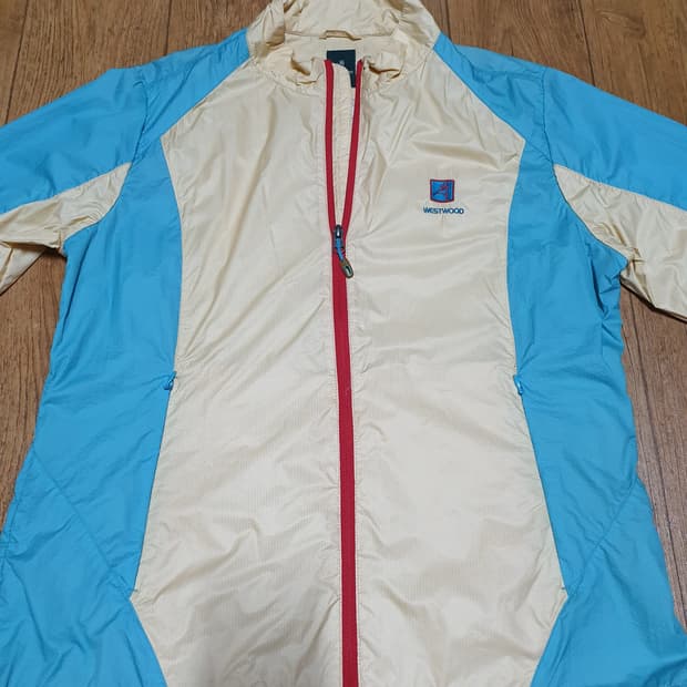 1057 웨스트우드 바람막이 105 사이즈입니다