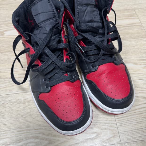 조던 1 미드 브레드 판매 합니다.