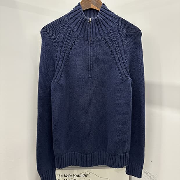 GAP (men's S, women's L)