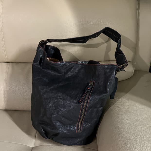 Stitch point zipper leather shoulder bag