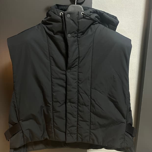 COS 후드 패딩조끼