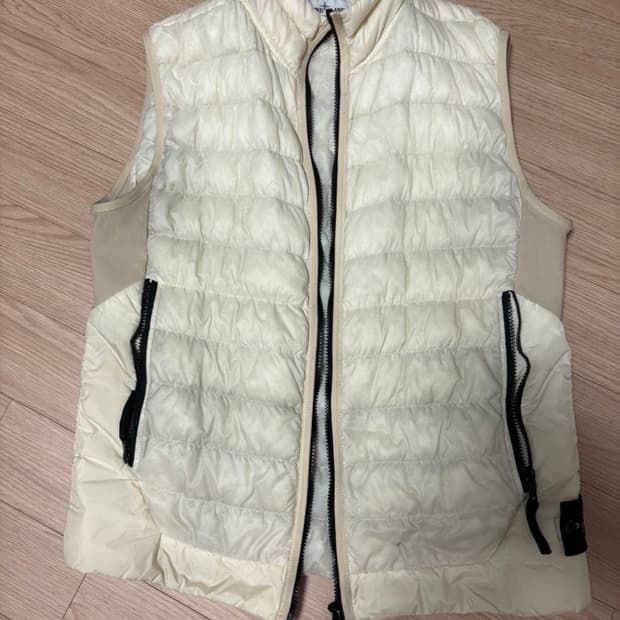 아이보리 색상의 스톤아일랜드 패딩 조끼입니다. 사이즈는 100이고, 상태