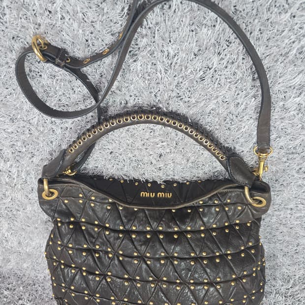 미우미우 퀼팅 금장 숄더백 