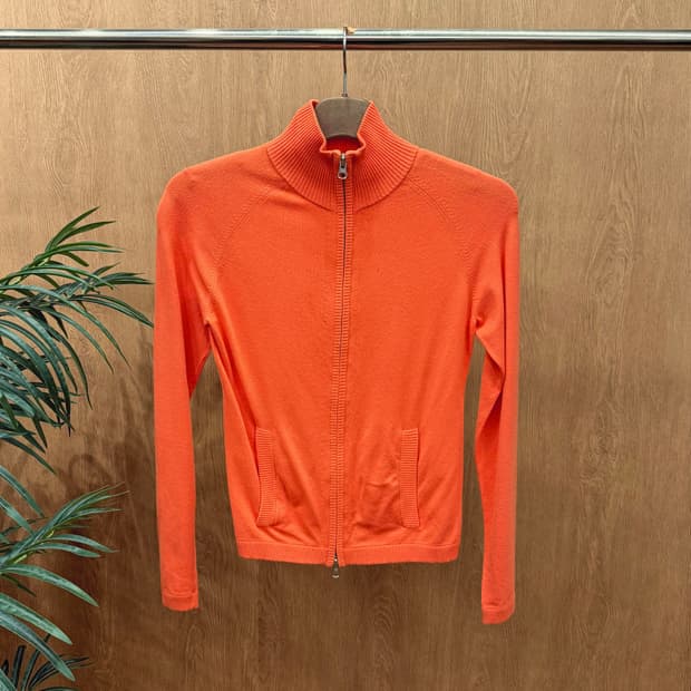 띠어리 하이넥 긴팔 니트 집업 무지 립 넥 디테일 레귤러핏 오렌지