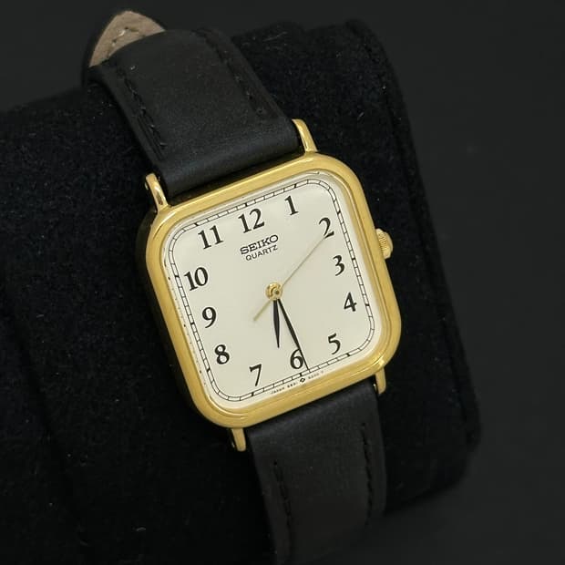 세이코 탱크 골드 베젤 쿼츠 시계