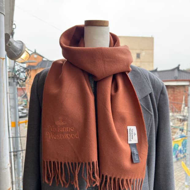 비비안웨스트우드  오브 로고 울 머플러 코랄