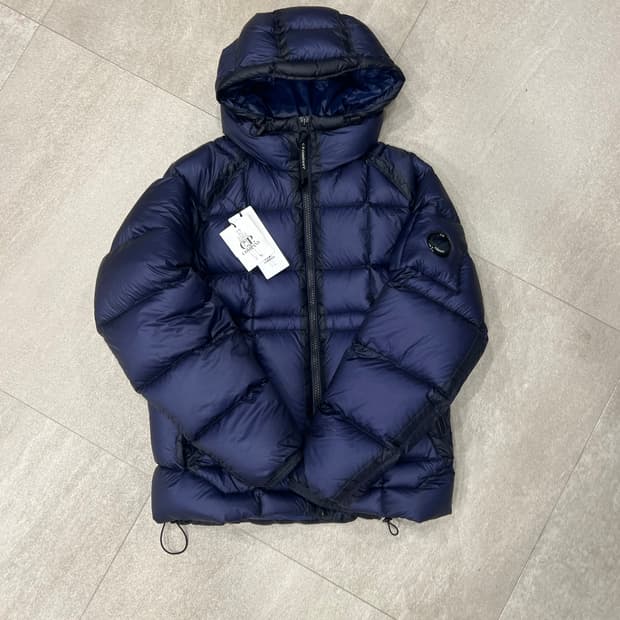 C.P. 컴퍼니 D.D. 쉘 후드 다운 자켓 이클립스 블루 - 25FW
