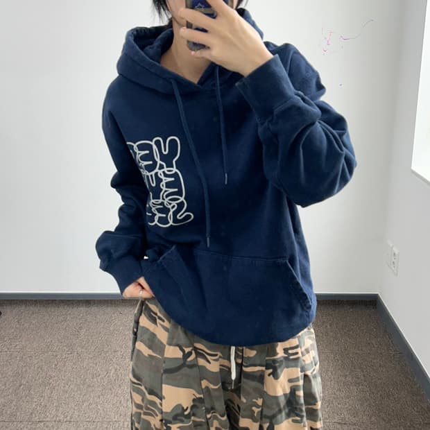 Yeseyesee 예스아이씨 백 포인트 로고 네이비 후드티