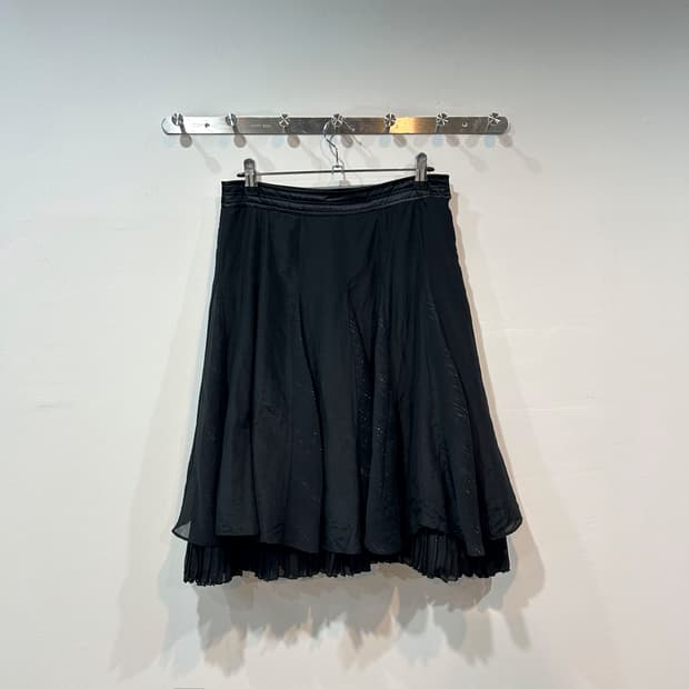 블랙 러플 미디 스커트