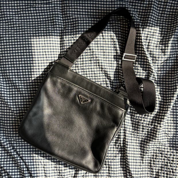 프라다 레더 크로스백