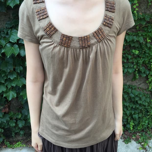 Wood beads point u-neck tee