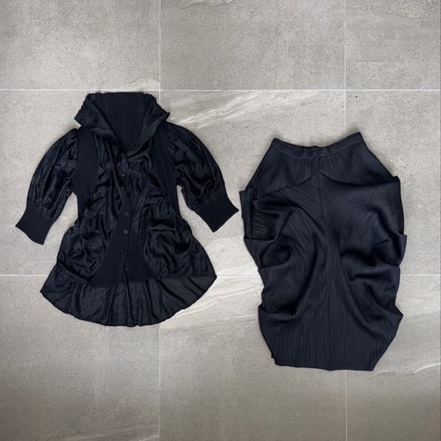 Black unbalance puff pleats blouse