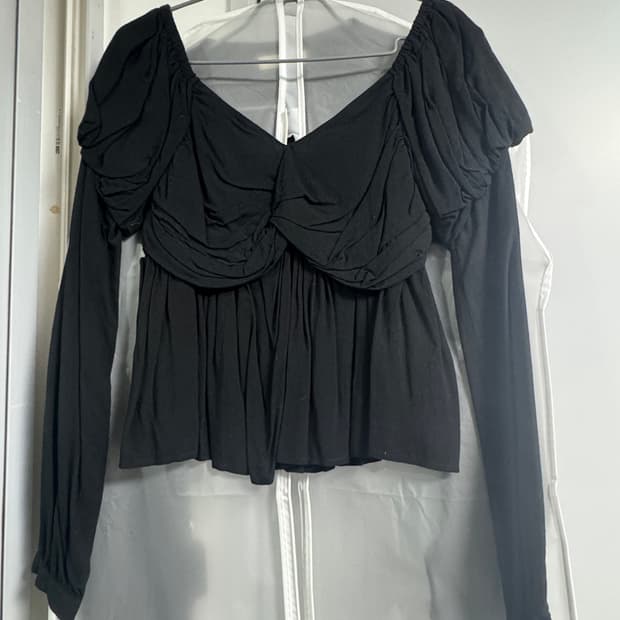 더티스 블라우스 블랙 TWIST-FRONT PUFF BLOUSE