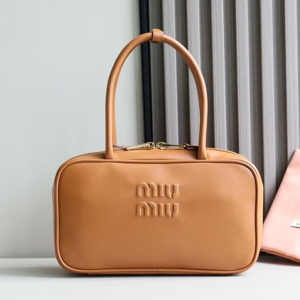 미우 미우 가죽 탑 핸들백 코냑