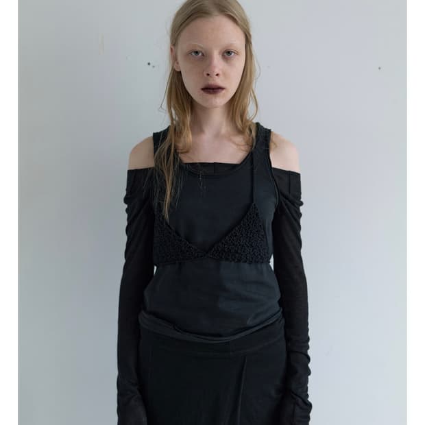 RAW DETAIL SLEEVELESS TOP IN BLACK