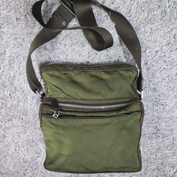 프라다 라일론 크로스백

