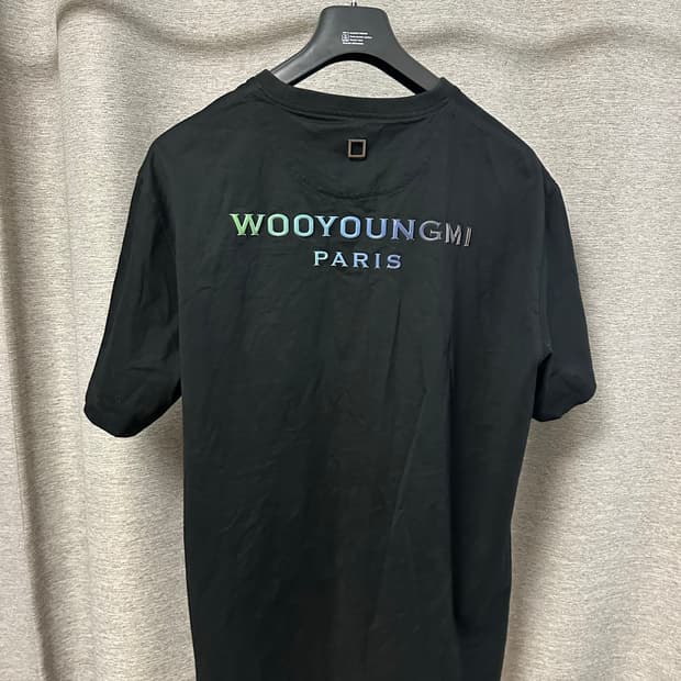 우영미 그라데이션 엠보싱 백로고 반팔 블랙 (52)