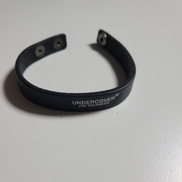 언더커버 가죽팔찌