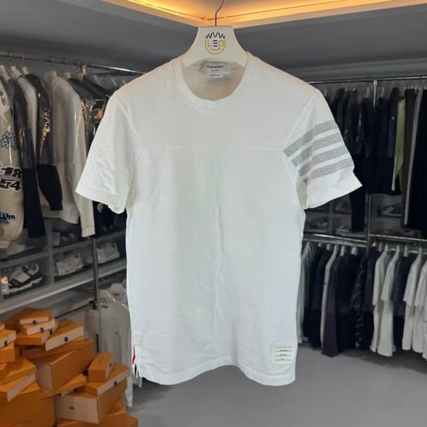 톰브라운 사선 완장 자수 반팔