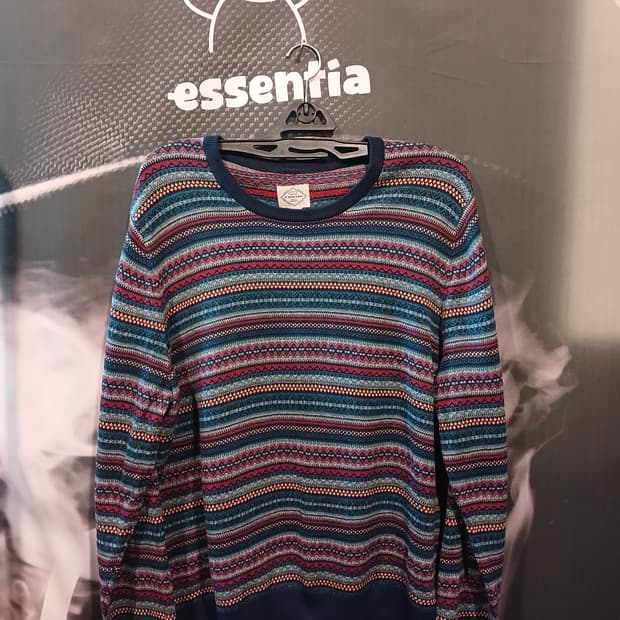 라운드넥 멀티컬러 스트라이프 패턴 니트