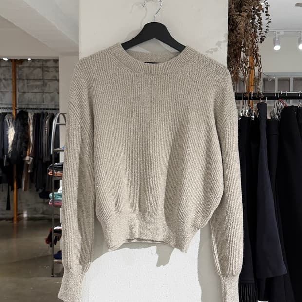 랑방 라이트 그레이 라운드넥 롱슬리브 니트 탑