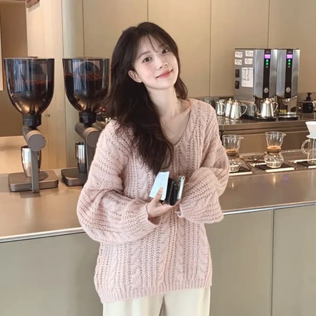 딸기우유 브이넥 케이블 니트