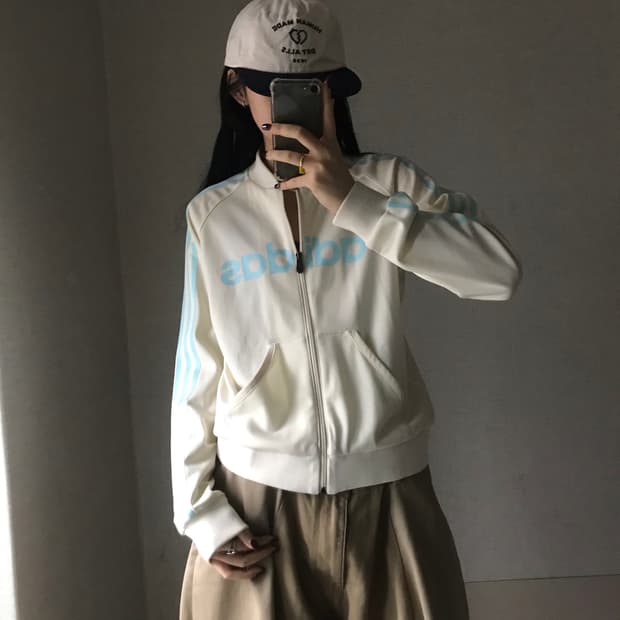 아디다스 크림 연하늘 빅로고 져지