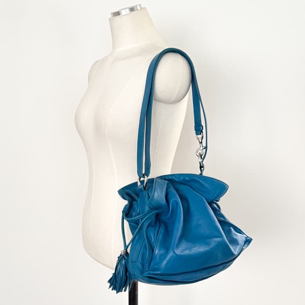 로에베 나파 레더 플라멩코 드로우스트링 숄더백