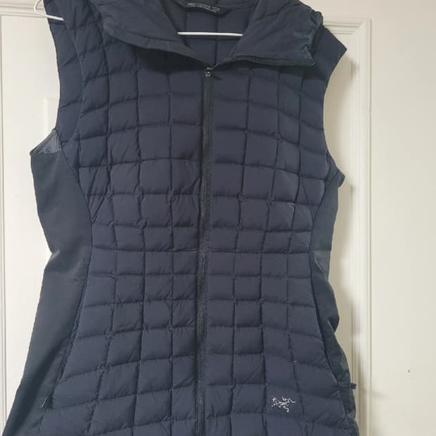 아크테릭스 후드 여성조끼